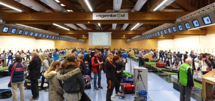 Die beeindruckende Luftgewehrhalle der Olympia-Schießanlage Hochbrück in München.