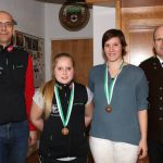 Rang 3 bei den Juniorinnen: Arabella Schauer. v.l.n.r: Bezirksoberschützenmeister Christof Melmer, Patrizia Rangger (Gold), Arabella Schauer, Bezirkssportleiter Hermann Novotny